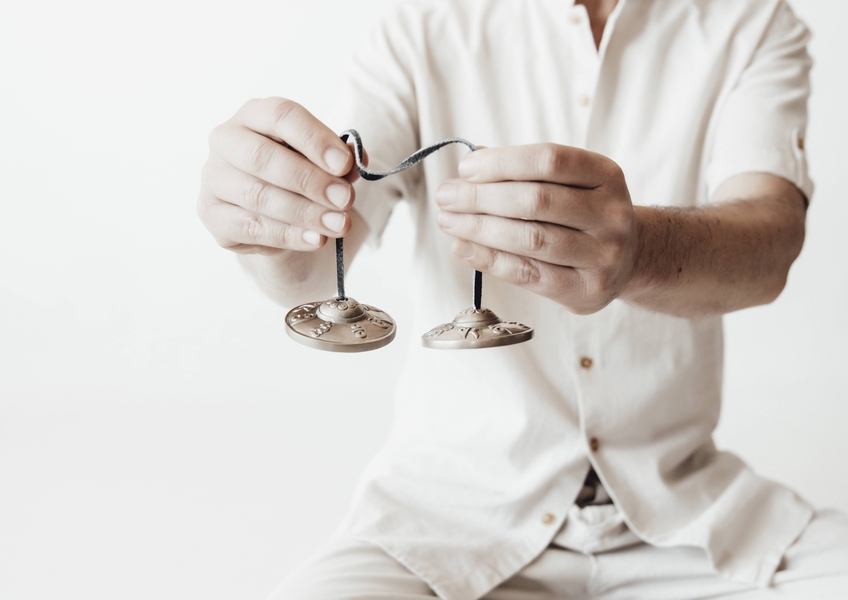 Silvio Raij tocando los tingshas en escuela sati montevideo uruguay