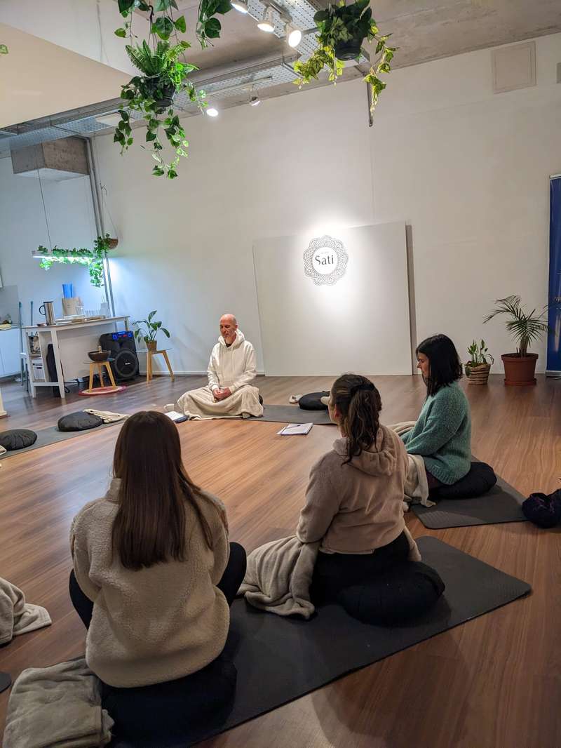 clase de Silvio Raij en la formacion como facilitador en mindfulness para niños y jóvenes Escuela Sati Montevideo Uruguay